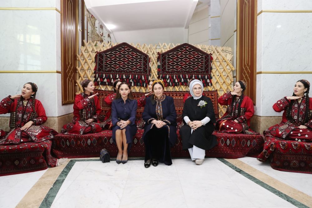 Birinci vitse-prezident Mehriban Əliyeva Türkmənbaşı şəhərində təsviri və dekorativ sənət əsərlərindən ibarət sərgilərlə tanış olub (FOTO/VİDEO) (YENİLƏNİB)