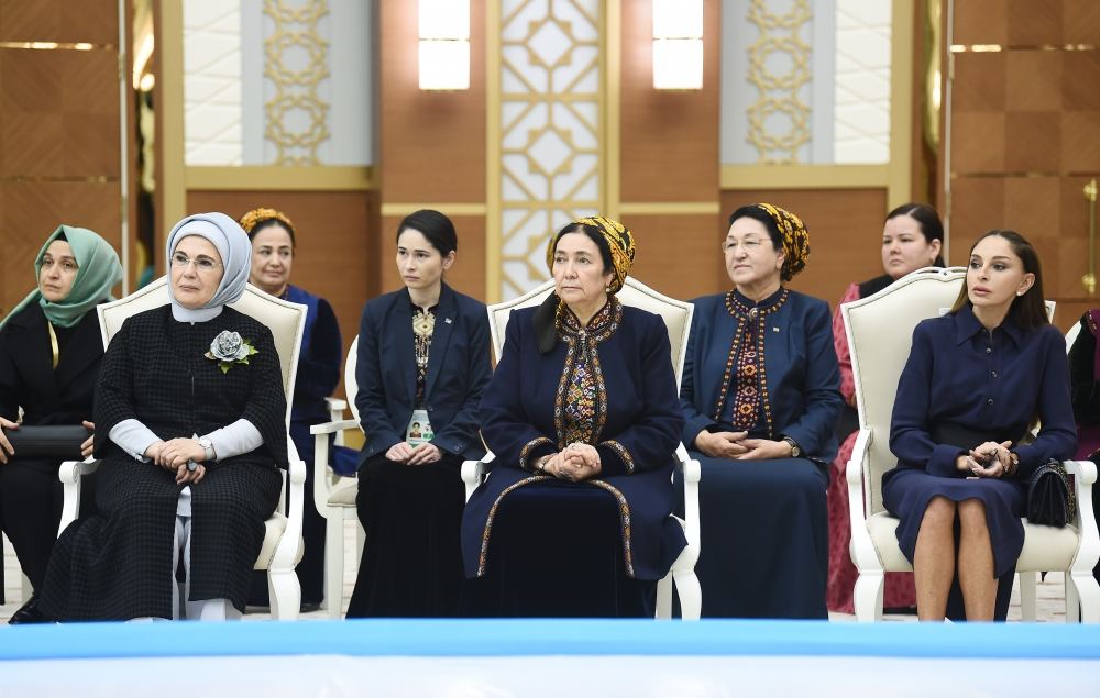 Birinci vitse-prezident Mehriban Əliyeva Türkmənbaşı şəhərində təsviri və dekorativ sənət əsərlərindən ibarət sərgilərlə tanış olub (FOTO/VİDEO) (YENİLƏNİB)