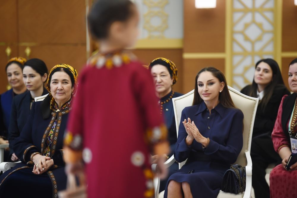 Birinci vitse-prezident Mehriban Əliyeva Türkmənbaşı şəhərində təsviri və dekorativ sənət əsərlərindən ibarət sərgilərlə tanış olub (FOTO/VİDEO) (YENİLƏNİB)