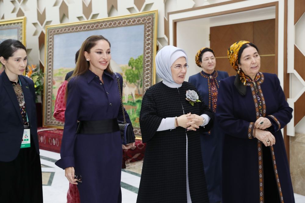 Birinci vitse-prezident Mehriban Əliyeva Türkmənbaşı şəhərində təsviri və dekorativ sənət əsərlərindən ibarət sərgilərlə tanış olub (FOTO/VİDEO) (YENİLƏNİB)
