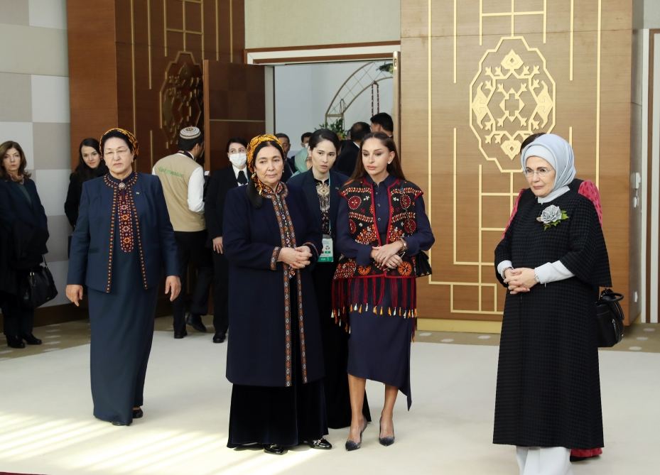 Birinci vitse-prezident Mehriban Əliyeva Türkmənbaşı şəhərində təsviri və dekorativ sənət əsərlərindən ibarət sərgilərlə tanış olub (FOTO/VİDEO) (YENİLƏNİB)