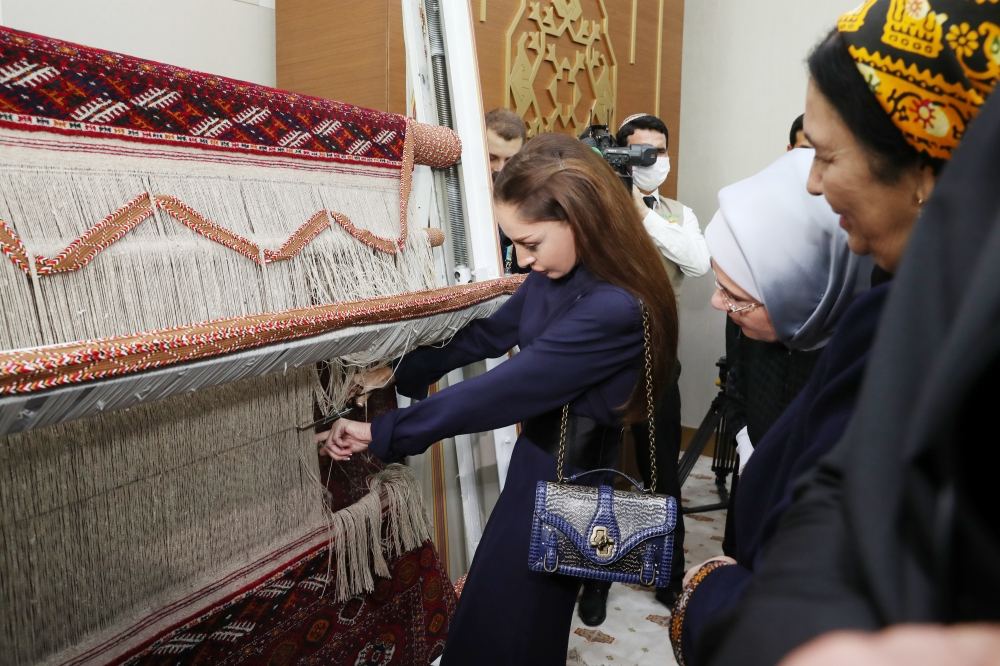 Birinci vitse-prezident Mehriban Əliyeva Türkmənbaşı şəhərində təsviri və dekorativ sənət əsərlərindən ibarət sərgilərlə tanış olub (FOTO/VİDEO) (YENİLƏNİB)