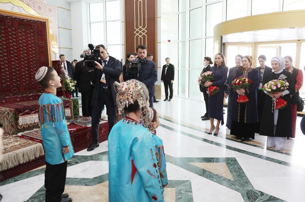 Birinci vitse-prezident Mehriban Əliyeva Türkmənbaşı şəhərində təsviri və dekorativ sənət əsərlərindən ibarət sərgilərlə tanış olub (FOTO/VİDEO) (YENİLƏNİB)
