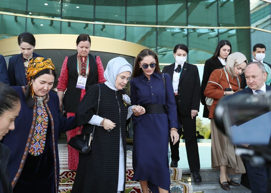 Birinci vitse-prezident Mehriban Əliyeva Türkmənbaşı şəhərində təsviri və dekorativ sənət əsərlərindən ibarət sərgilərlə tanış olub (FOTO/VİDEO) (YENİLƏNİB)