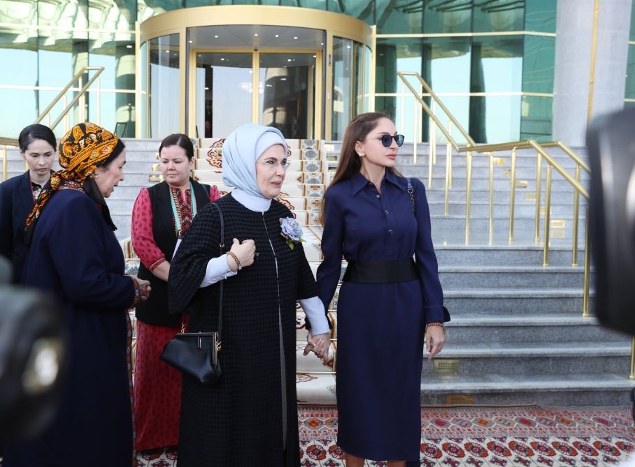 Birinci vitse-prezident Mehriban Əliyeva Türkmənbaşı şəhərində təsviri və dekorativ sənət əsərlərindən ibarət sərgilərlə tanış olub (FOTO/VİDEO) (YENİLƏNİB)