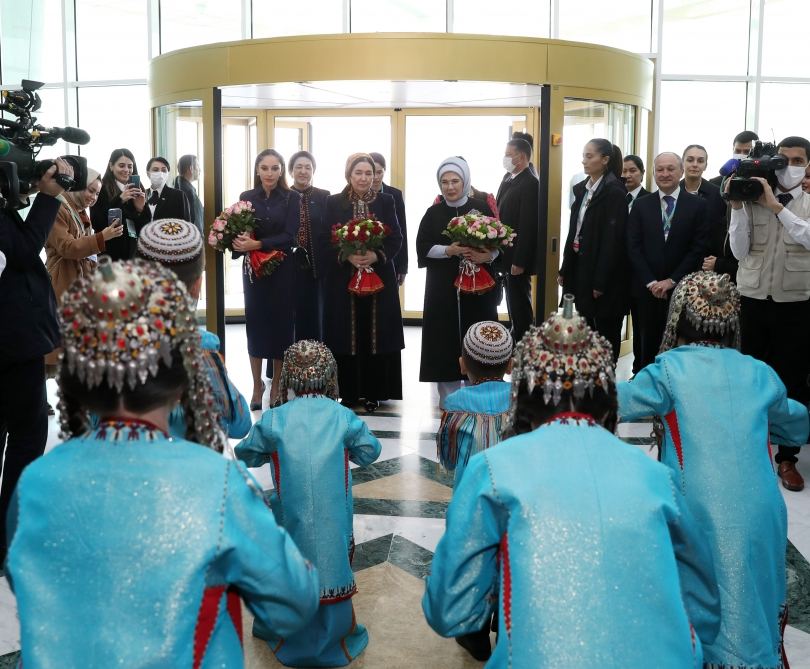 Birinci vitse-prezident Mehriban Əliyeva Türkmənbaşı şəhərində təsviri və dekorativ sənət əsərlərindən ibarət sərgilərlə tanış olub (FOTO/VİDEO) (YENİLƏNİB)