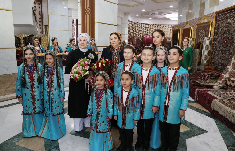 Birinci vitse-prezident Mehriban Əliyeva Türkmənbaşı şəhərində təsviri və dekorativ sənət əsərlərindən ibarət sərgilərlə tanış olub (FOTO/VİDEO) (YENİLƏNİB)