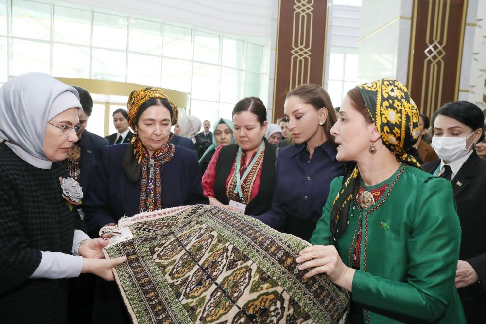 Birinci vitse-prezident Mehriban Əliyeva Türkmənbaşı şəhərində təsviri və dekorativ sənət əsərlərindən ibarət sərgilərlə tanış olub (FOTO/VİDEO) (YENİLƏNİB)