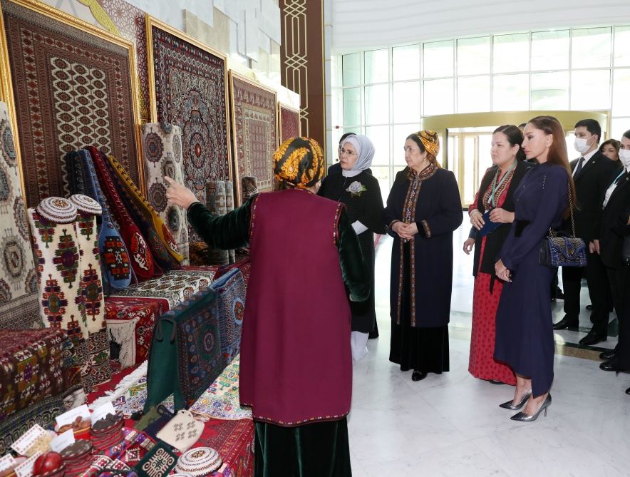 Birinci vitse-prezident Mehriban Əliyeva Türkmənbaşı şəhərində təsviri və dekorativ sənət əsərlərindən ibarət sərgilərlə tanış olub (FOTO/VİDEO) (YENİLƏNİB)