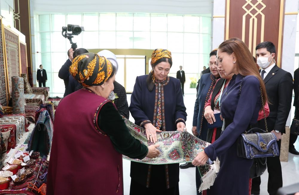 Birinci vitse-prezident Mehriban Əliyeva Türkmənbaşı şəhərində təsviri və dekorativ sənət əsərlərindən ibarət sərgilərlə tanış olub (FOTO/VİDEO) (YENİLƏNİB)
