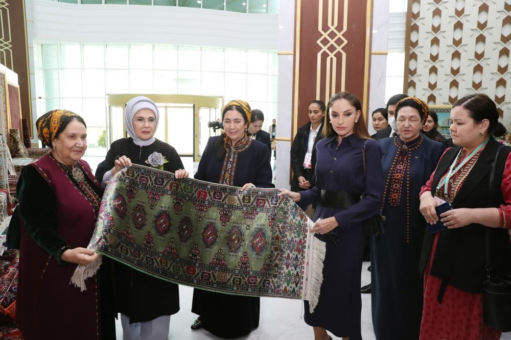 Birinci vitse-prezident Mehriban Əliyeva Türkmənbaşı şəhərində təsviri və dekorativ sənət əsərlərindən ibarət sərgilərlə tanış olub (FOTO/VİDEO) (YENİLƏNİB)