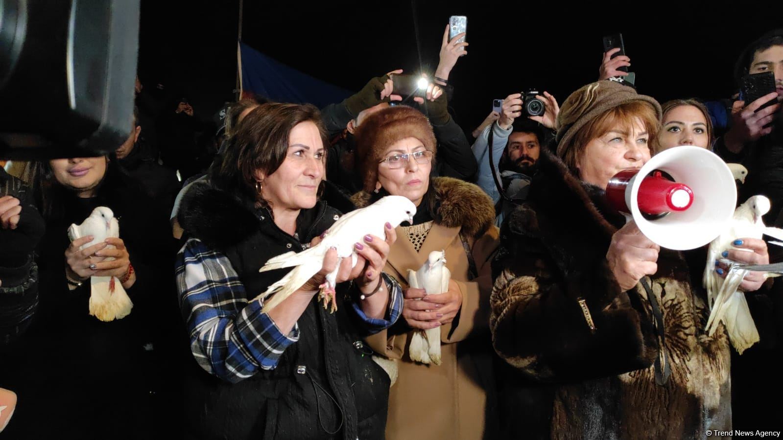 Laçın yolundan sülh mesajı: Aksiya iştirakçıları səmaya 44 göyərçin buraxdı (FOTO/VİDEO)