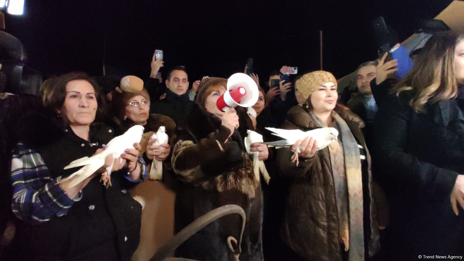 Laçın yolundan sülh mesajı: Aksiya iştirakçıları səmaya 44 göyərçin buraxdı (FOTO/VİDEO)