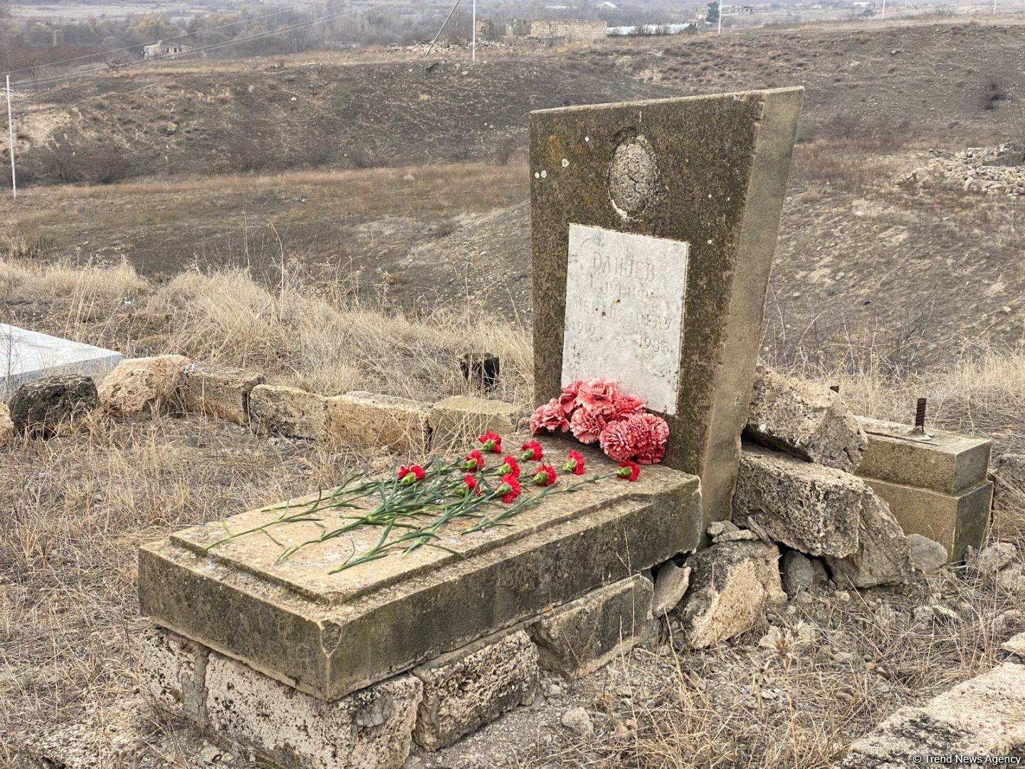 Övladları Milli Qəhrəman Əliyar Əliyevin məzarını ziyarət edib (FOTO)