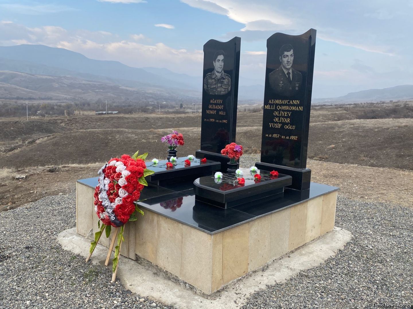 Övladları Milli Qəhrəman Əliyar Əliyevin məzarını ziyarət edib (FOTO)