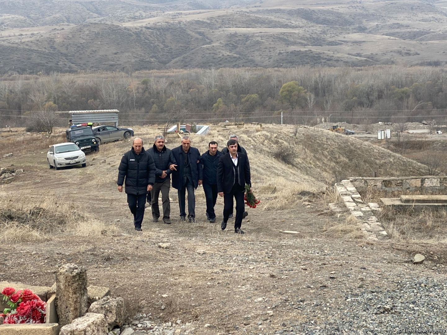Övladları Milli Qəhrəman Əliyar Əliyevin məzarını ziyarət edib (FOTO)