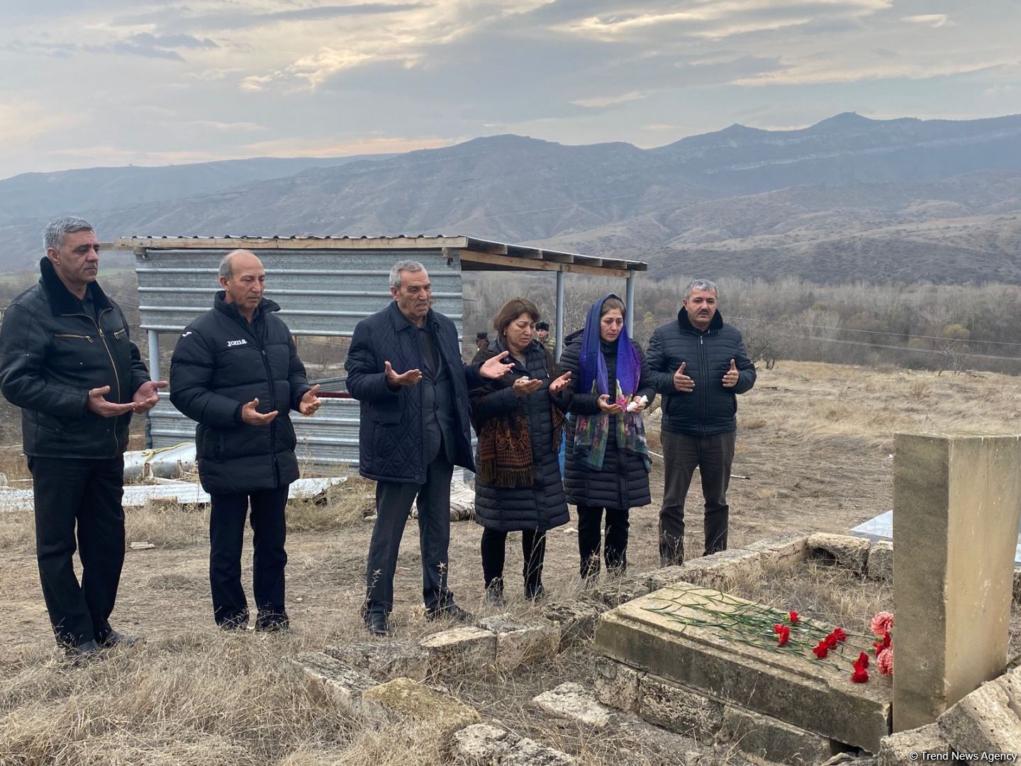 Övladları Milli Qəhrəman Əliyar Əliyevin məzarını ziyarət edib (FOTO)