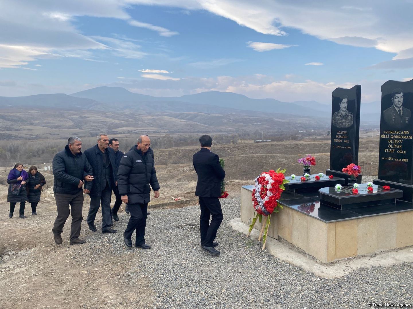 Övladları Milli Qəhrəman Əliyar Əliyevin məzarını ziyarət edib (FOTO)