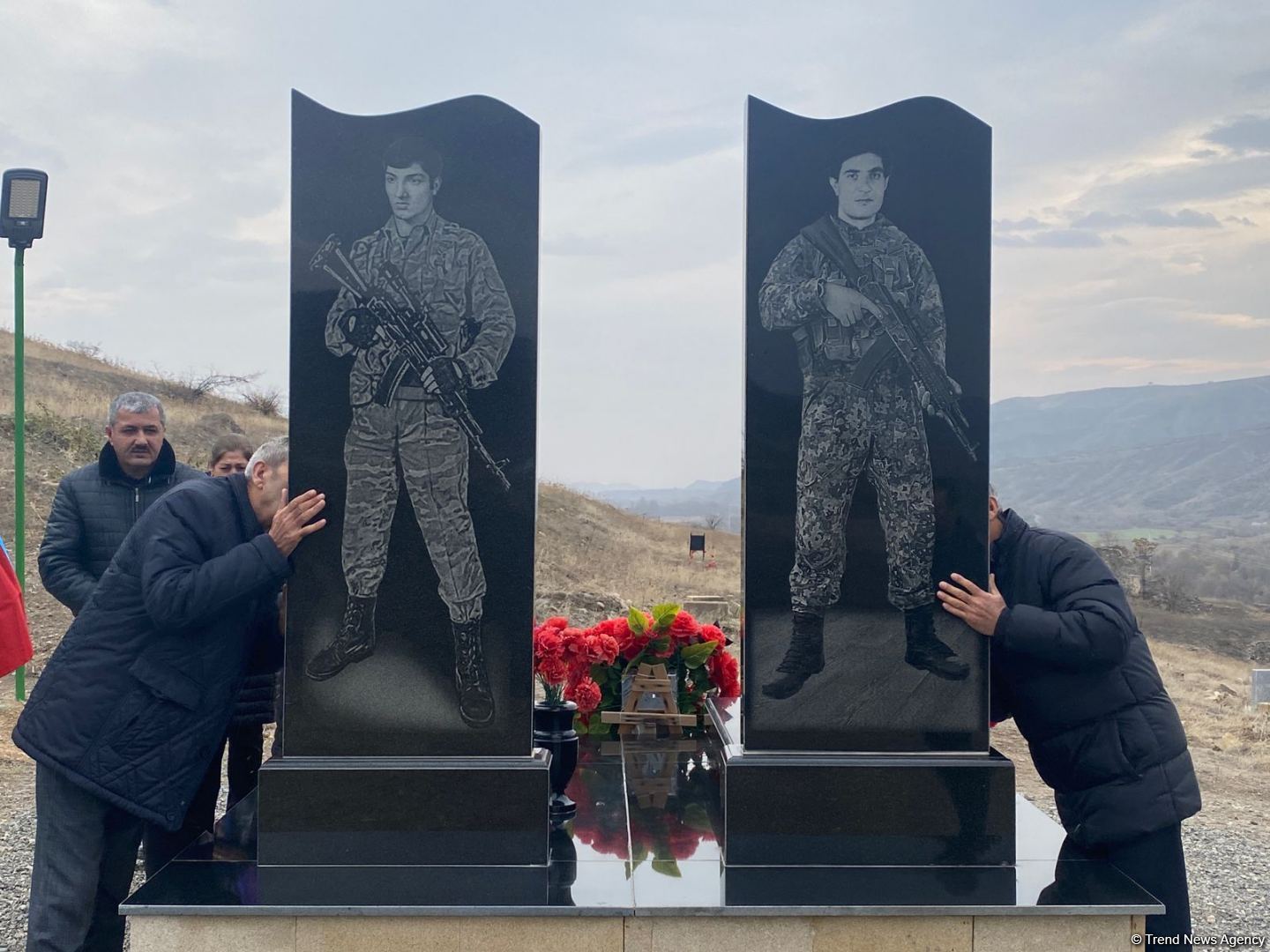 Övladları Milli Qəhrəman Əliyar Əliyevin məzarını ziyarət edib (FOTO)