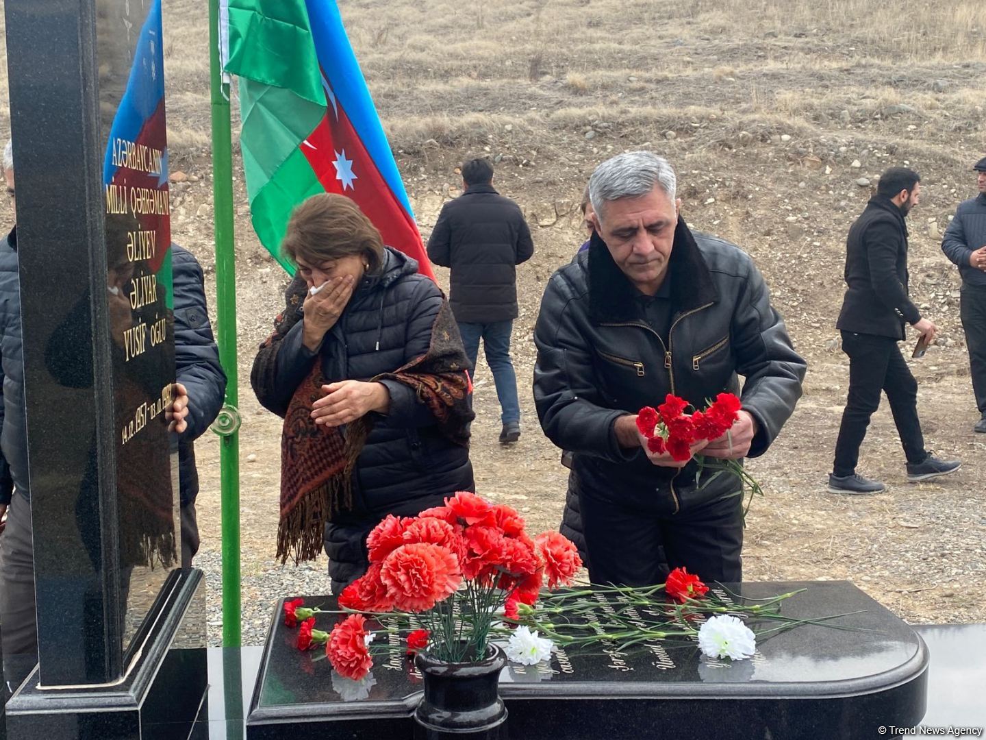 Övladları Milli Qəhrəman Əliyar Əliyevin məzarını ziyarət edib (FOTO)