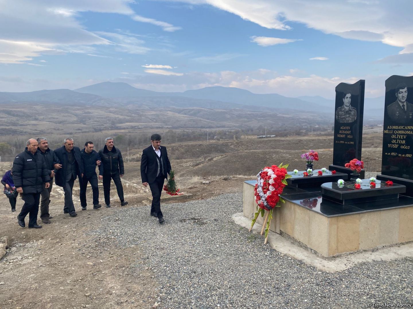 Övladları Milli Qəhrəman Əliyar Əliyevin məzarını ziyarət edib (FOTO)