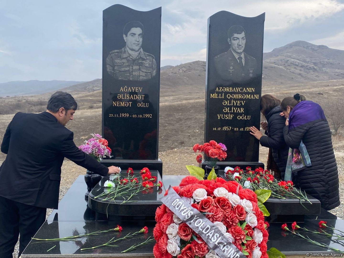 Övladları Milli Qəhrəman Əliyar Əliyevin məzarını ziyarət edib (FOTO)