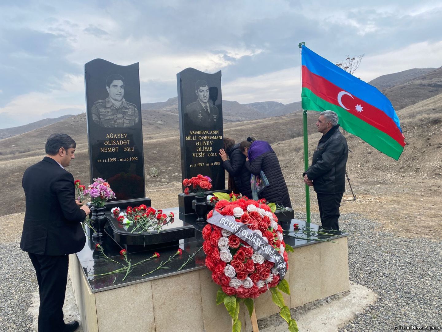 Övladları Milli Qəhrəman Əliyar Əliyevin məzarını ziyarət edib (FOTO)