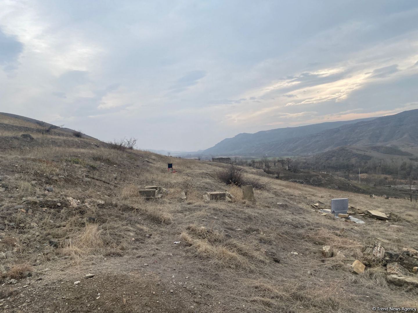 Övladları Milli Qəhrəman Əliyar Əliyevin məzarını ziyarət edib (FOTO)
