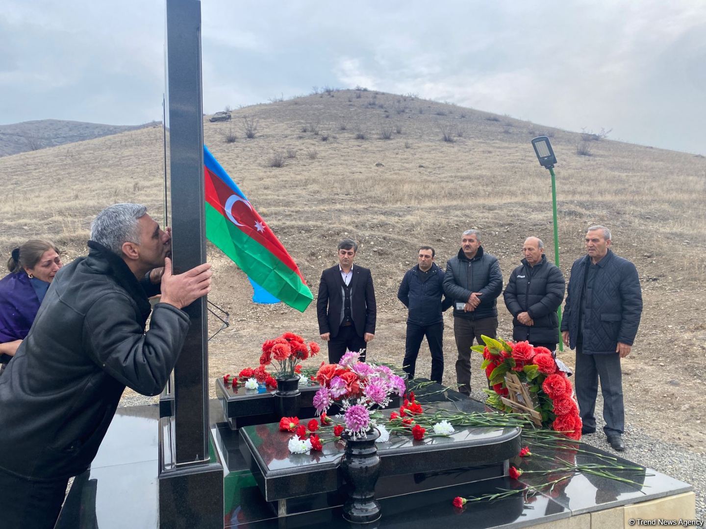 Övladları Milli Qəhrəman Əliyar Əliyevin məzarını ziyarət edib (FOTO)