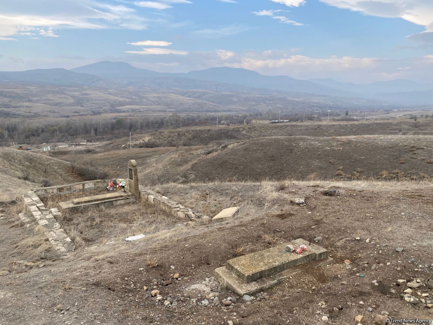 Övladları Milli Qəhrəman Əliyar Əliyevin məzarını ziyarət edib (FOTO)