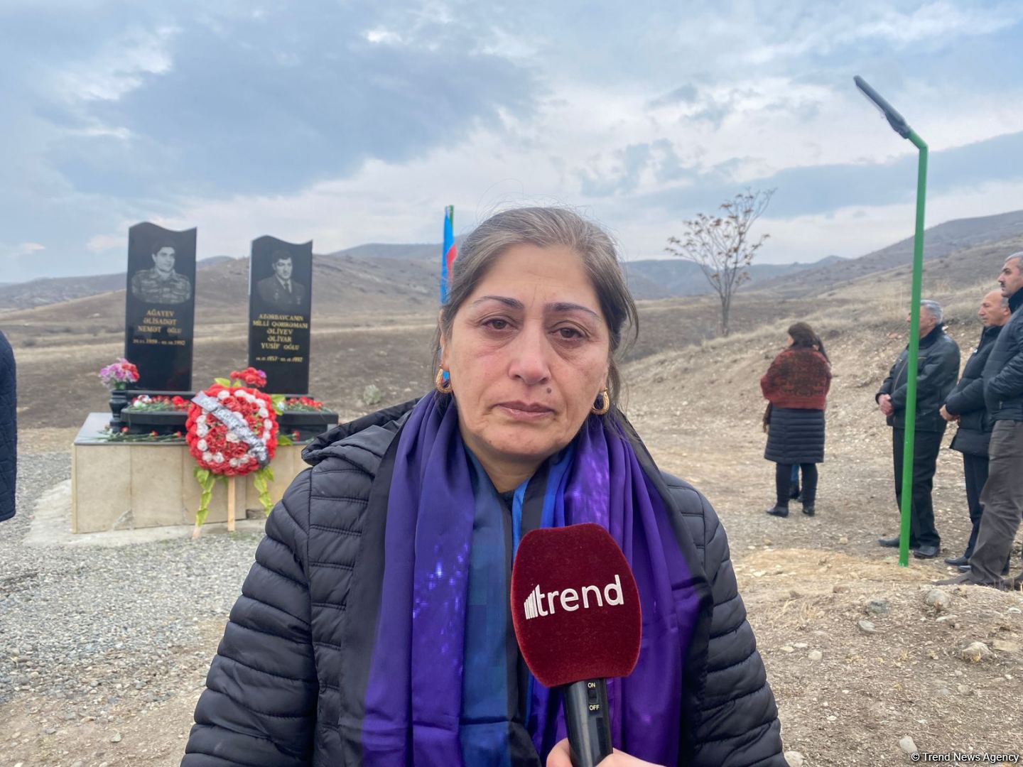 Övladları Milli Qəhrəman Əliyar Əliyevin məzarını ziyarət edib (FOTO)