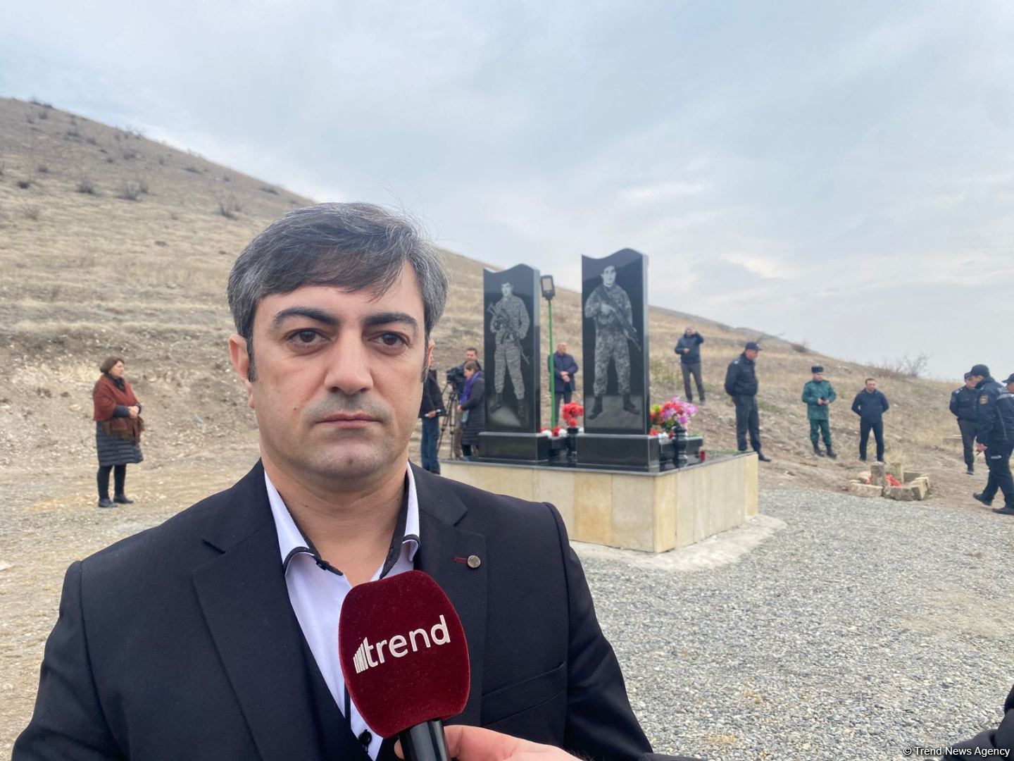 Övladları Milli Qəhrəman Əliyar Əliyevin məzarını ziyarət edib (FOTO)