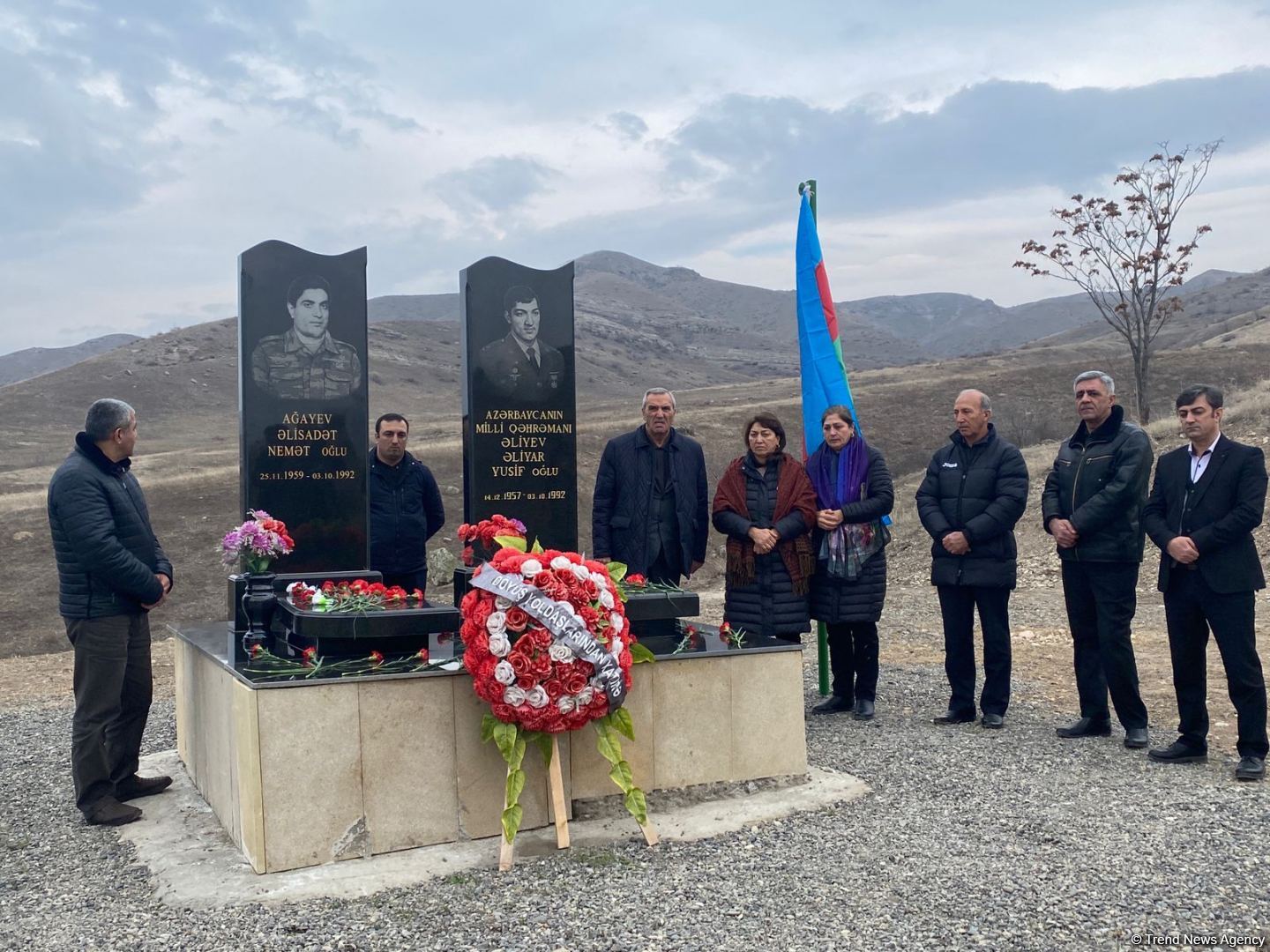 Övladları Milli Qəhrəman Əliyar Əliyevin məzarını ziyarət edib (FOTO)