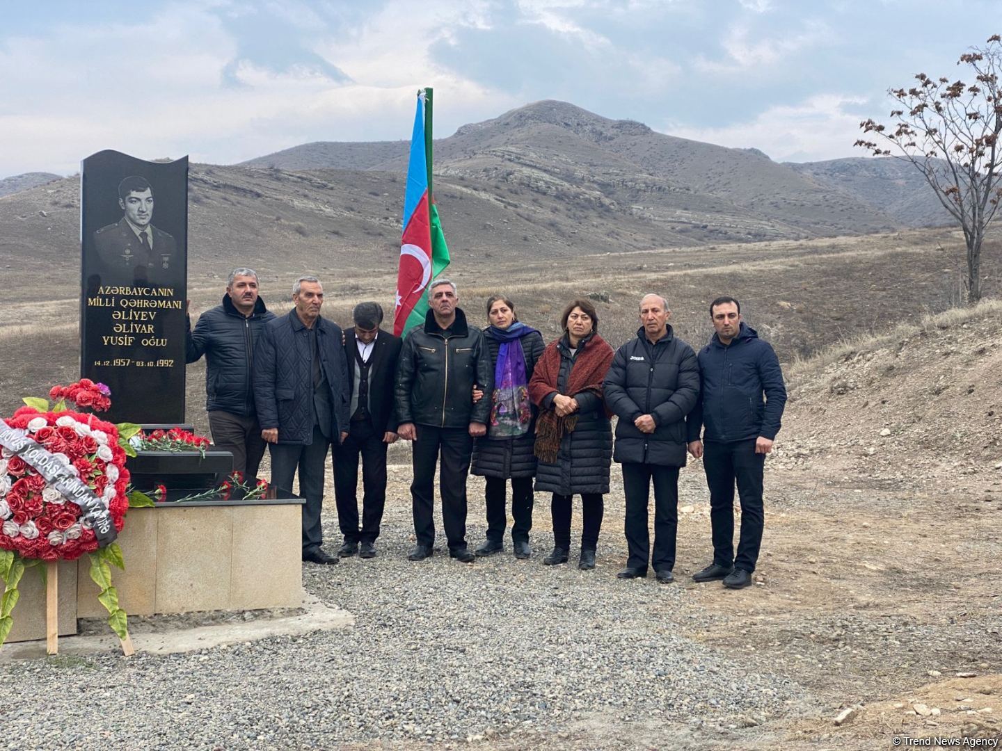 Övladları Milli Qəhrəman Əliyar Əliyevin məzarını ziyarət edib (FOTO)