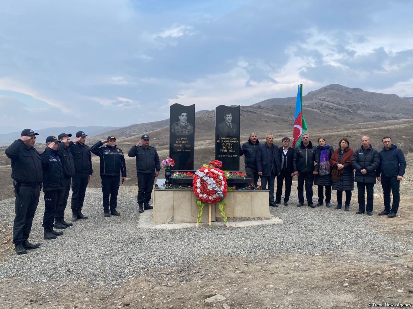 Övladları Milli Qəhrəman Əliyar Əliyevin məzarını ziyarət edib (FOTO)