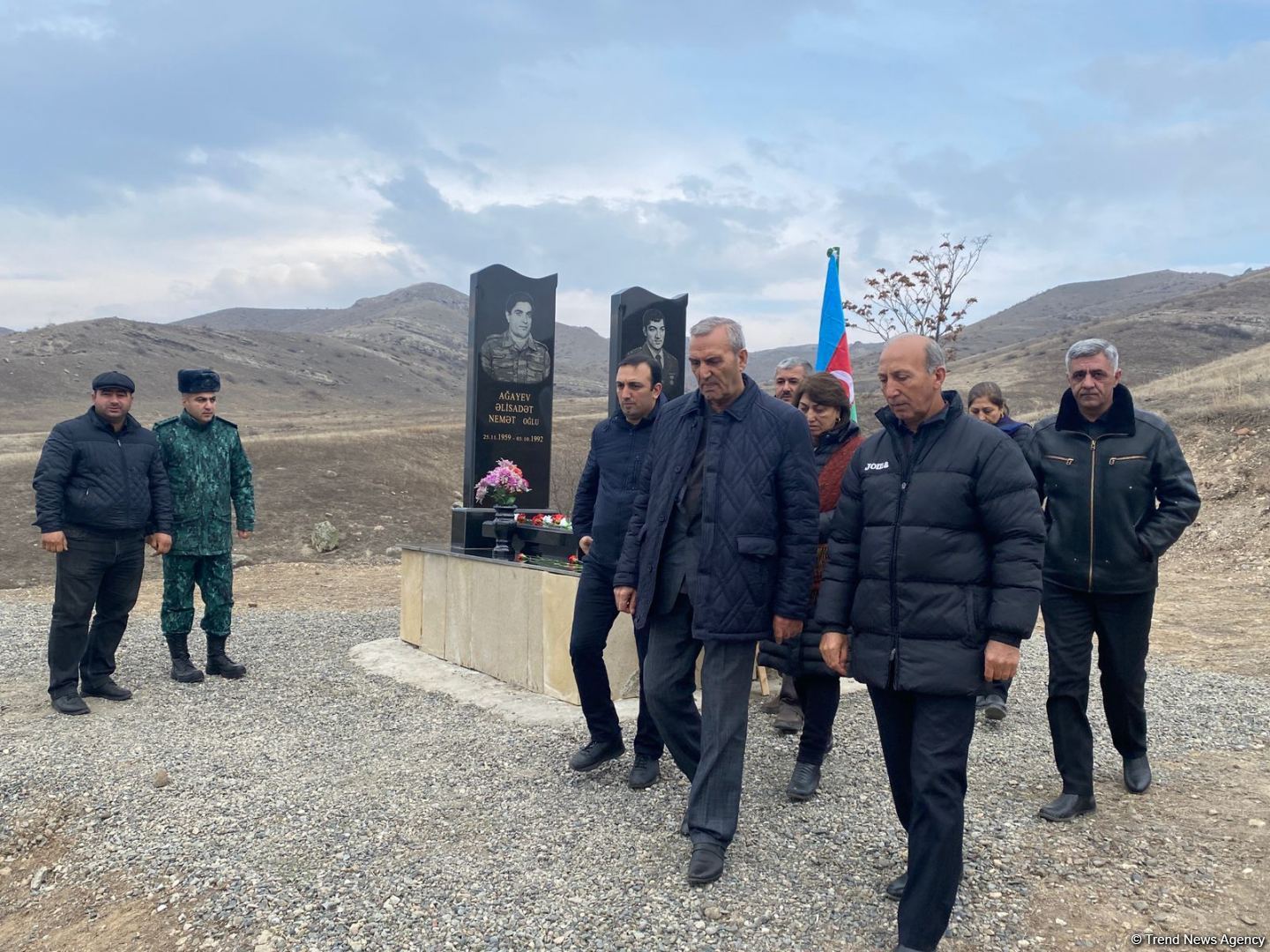 Övladları Milli Qəhrəman Əliyar Əliyevin məzarını ziyarət edib (FOTO)