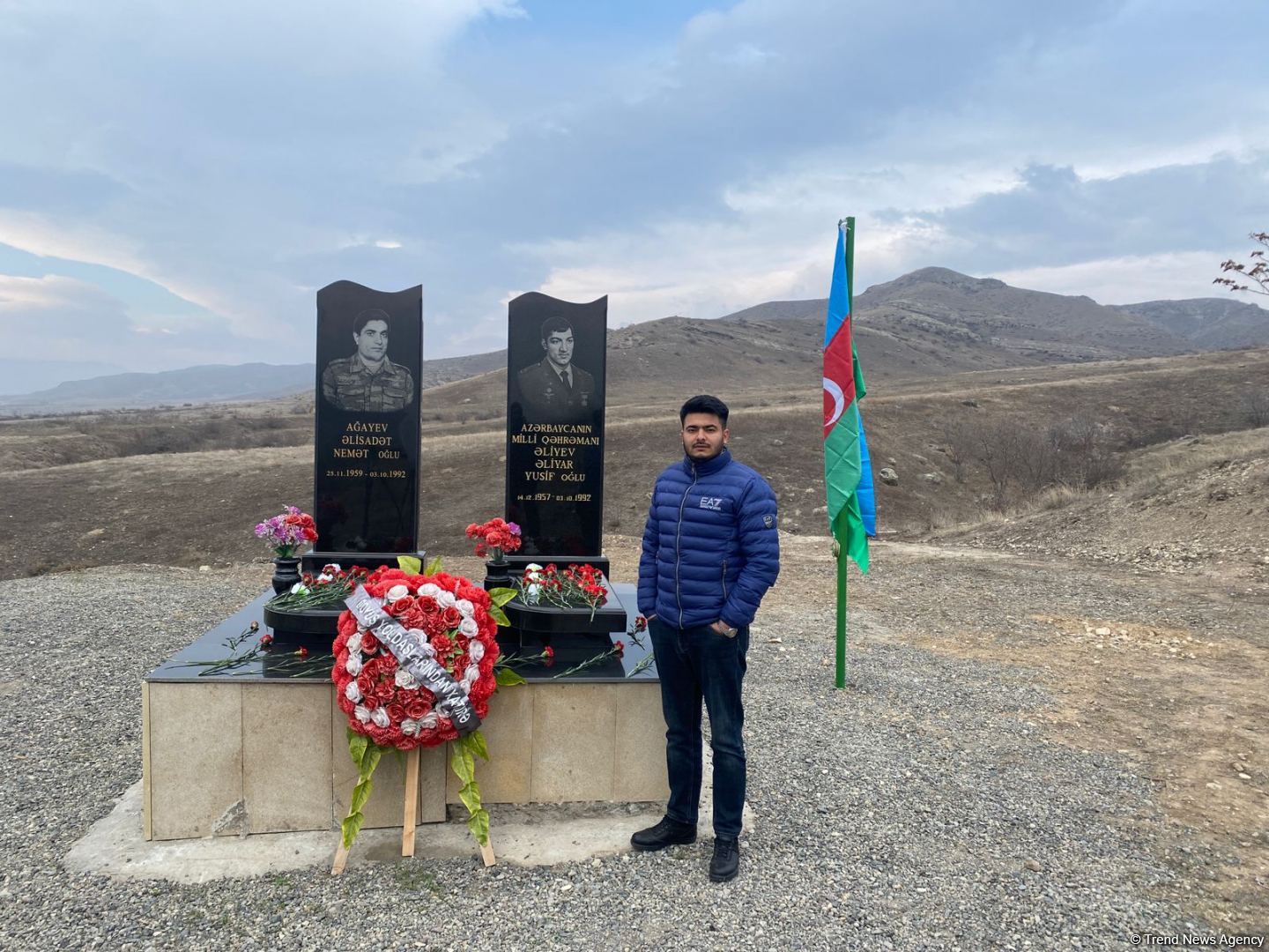 Övladları Milli Qəhrəman Əliyar Əliyevin məzarını ziyarət edib (FOTO)