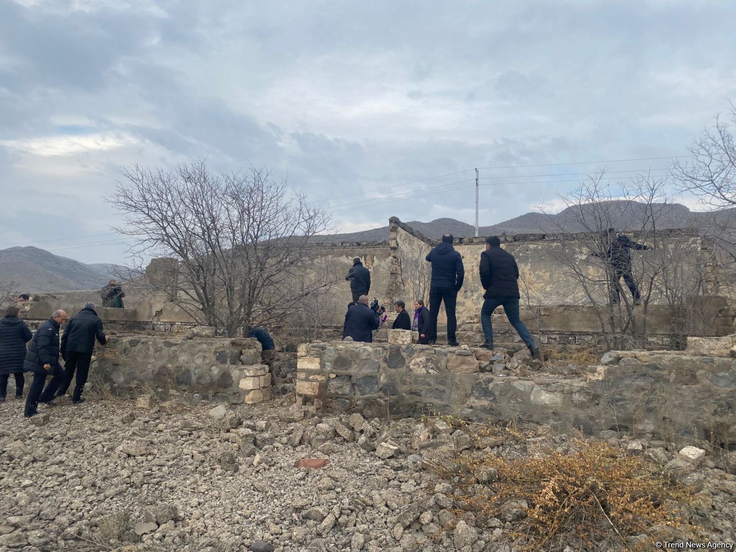 Övladları Milli Qəhrəman Əliyar Əliyevin məzarını ziyarət edib (FOTO)