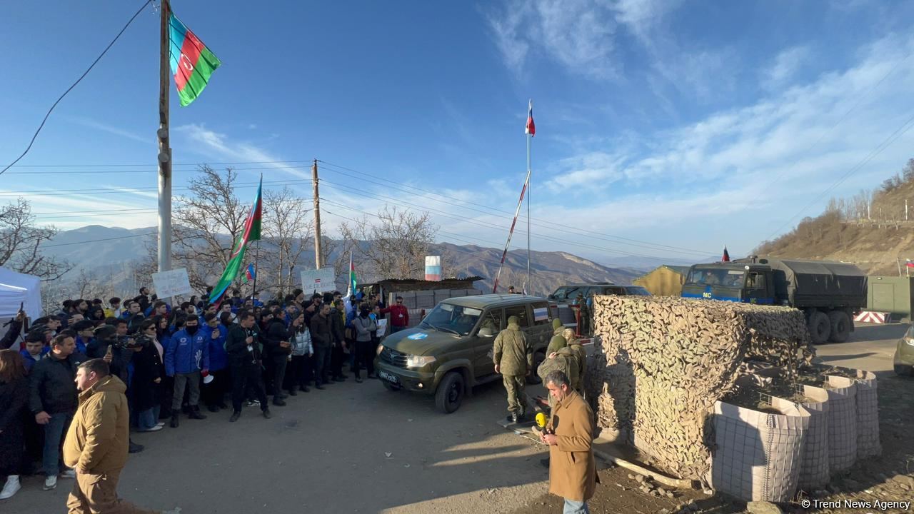 Rusiya sülhməramlılarına aid təminat maşınları maneəsiz şəkildə Laçın yolundan keçib (FOTO/VİDEO)