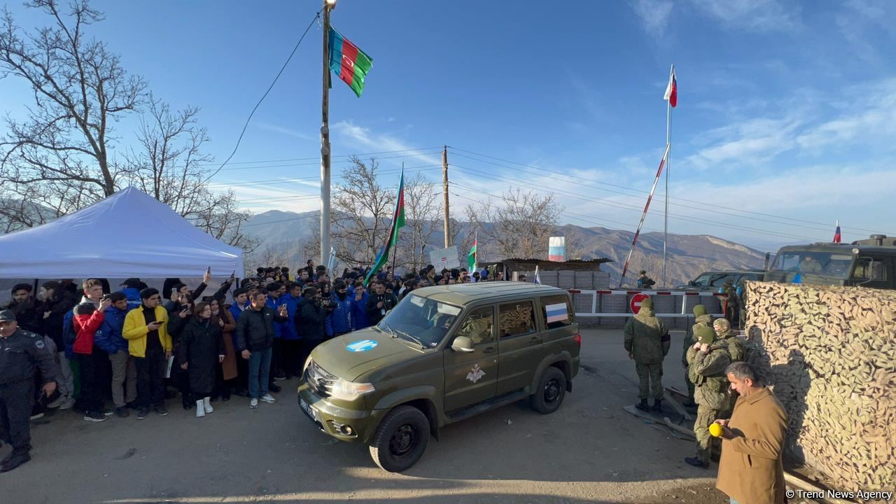 Rusiya sülhməramlılarına aid təminat maşınları maneəsiz şəkildə Laçın yolundan keçib (FOTO/VİDEO)