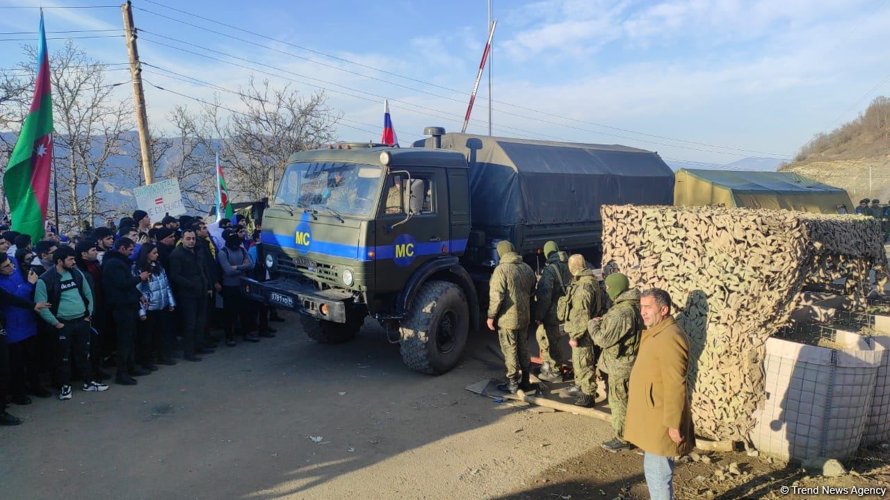 Rusiya sülhməramlılarına aid təminat maşınları maneəsiz şəkildə Laçın yolundan keçib (FOTO/VİDEO)