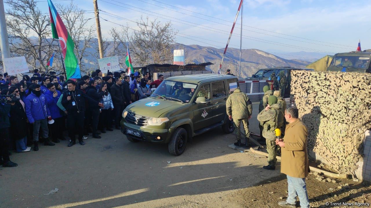 Rusiya sülhməramlılarına aid təminat maşınları maneəsiz şəkildə Laçın yolundan keçib (FOTO/VİDEO)