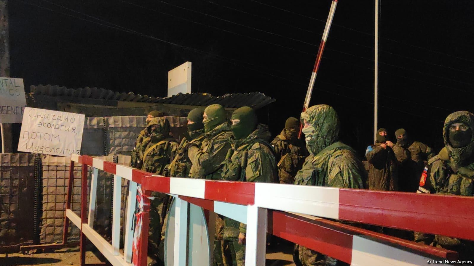 Aksiya iştirakçıları və sülhməramlılar dünya çempionatının oyununu birlikdə izləyir (FOTO/VİDEO)