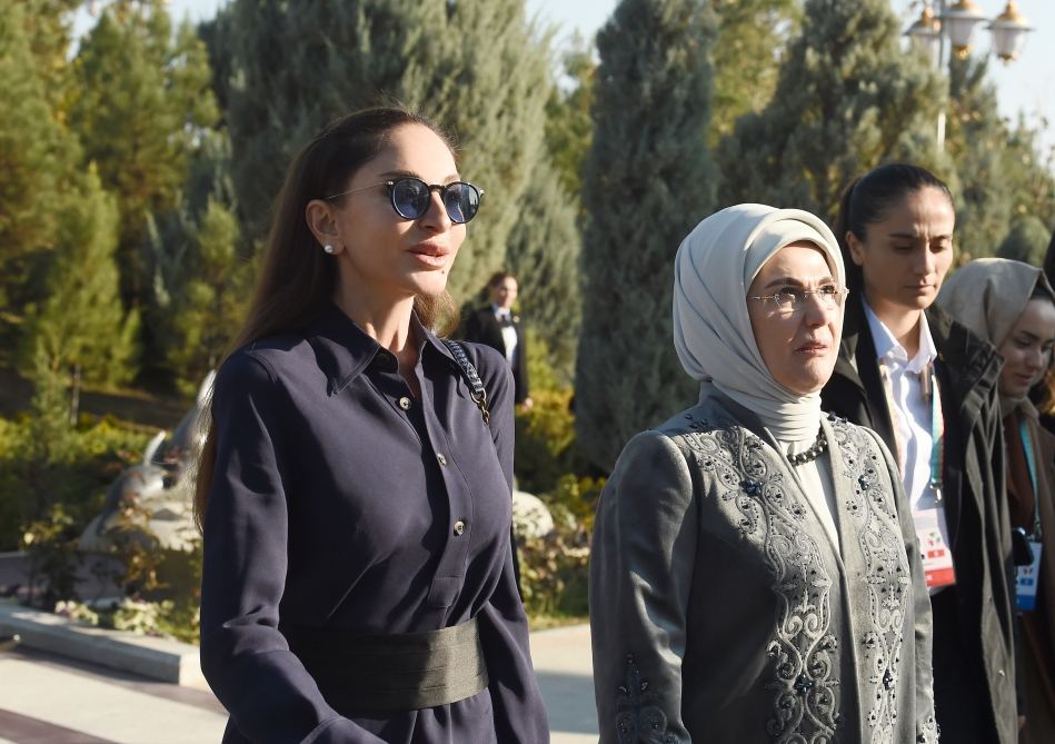 Birinci vitse-prezident Mehriban Əliyeva Türkmənbaşı şəhərində təsviri və dekorativ sənət əsərlərindən ibarət sərgilərlə tanış olub (FOTO/VİDEO) (YENİLƏNİB)