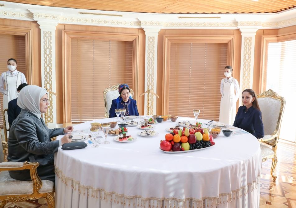 Birinci vitse-prezident Mehriban Əliyeva Türkmənbaşı şəhərində təsviri və dekorativ sənət əsərlərindən ibarət sərgilərlə tanış olub (FOTO/VİDEO) (YENİLƏNİB)