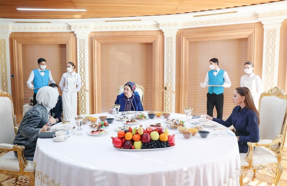 Birinci vitse-prezident Mehriban Əliyeva Türkmənbaşı şəhərində təsviri və dekorativ sənət əsərlərindən ibarət sərgilərlə tanış olub (FOTO/VİDEO) (YENİLƏNİB)