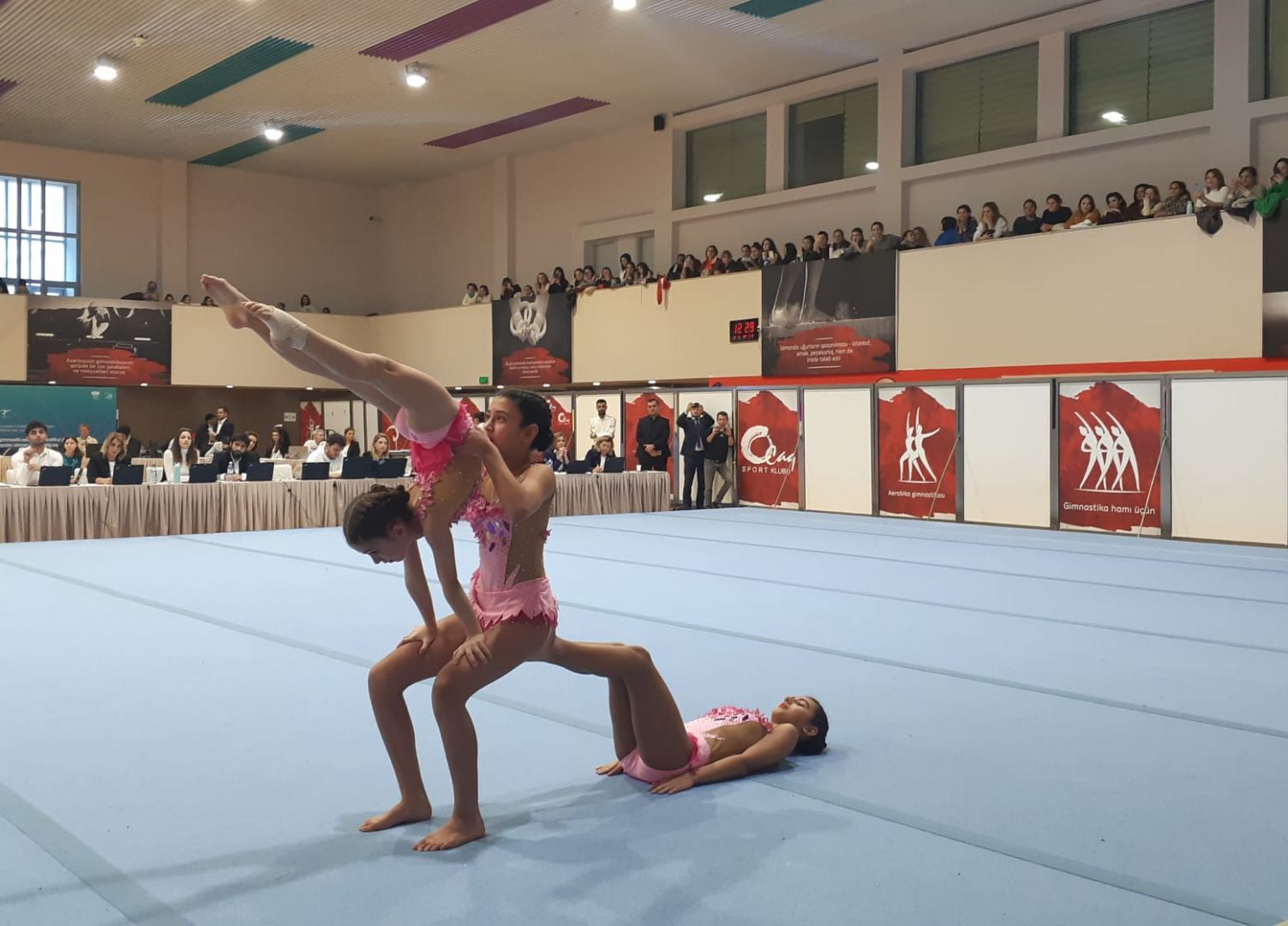 Bədii və akrobatika gimnastikası üzrə birgə Bakı çempionatının yarışlarına start verilib (FOTO)