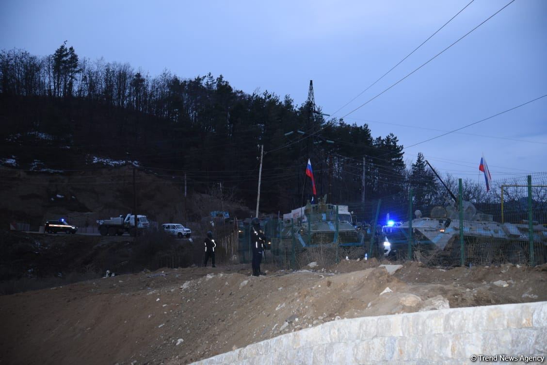 Laçın yolundan növbəti dəfə sülhməramlılara aid təminat avtomobilləri keçib (FOTO/VİDEO)