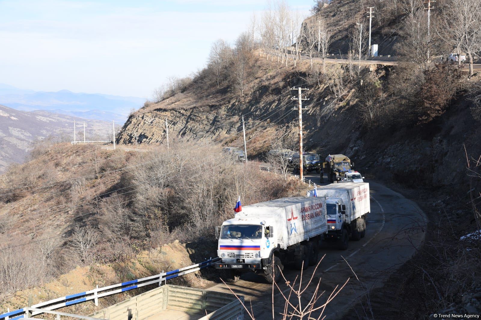 Şuşa-Xankəndi yolundan növbəti dəfə sülhməramlılara aid təminat avtomobilləri keçib (FOTO/VİDEO)