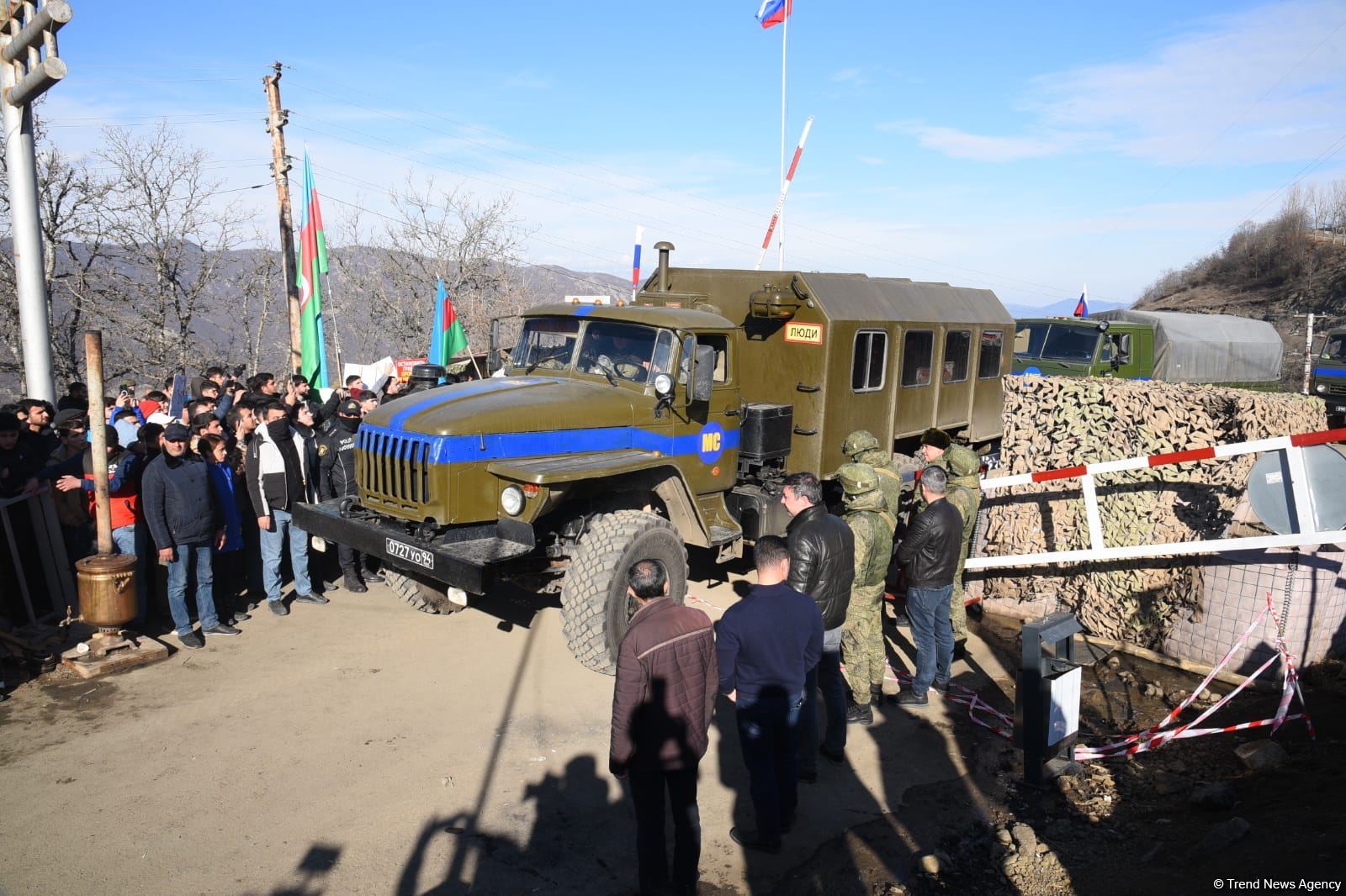 Şuşa-Xankəndi yolundan növbəti dəfə sülhməramlılara aid təminat avtomobilləri keçib (FOTO/VİDEO)
